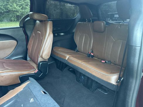 Used 2017 Chrysler Pacifica Limited image 29