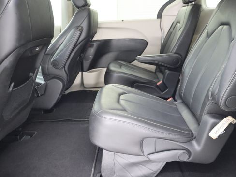 Used 2024 Chrysler Pacifica Touring-L FWD image 9