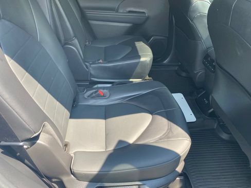 Used 2022 Toyota Highlander XLE AWD/4WD image 27