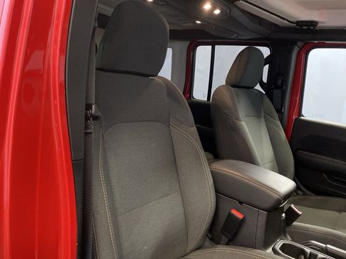 Certified 2025 Jeep Wrangler Sahara image 40