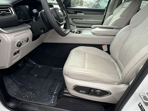 Used 2024 Jeep Wagoneer Series II image 16