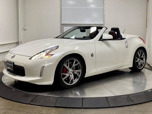 Used 2017 Nissan 370Z Touring Sport RWD image 4