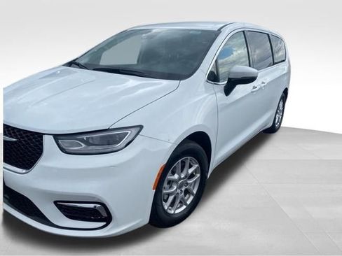 Used 2023 Chrysler Pacifica Touring-L image 3