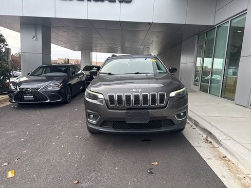 Used 2019 Jeep Cherokee Limited image 12