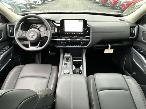 New 2025 Nissan Pathfinder SL image 31