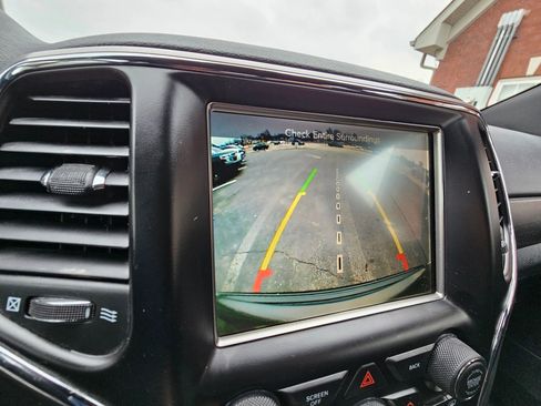 Used 2017 Jeep Grand Cherokee Altitude image 27