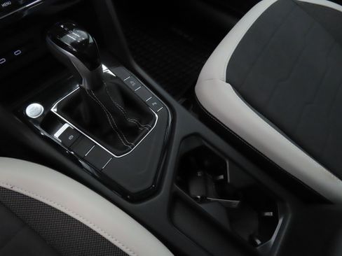 New 2025 Volkswagen Taos SE image 17