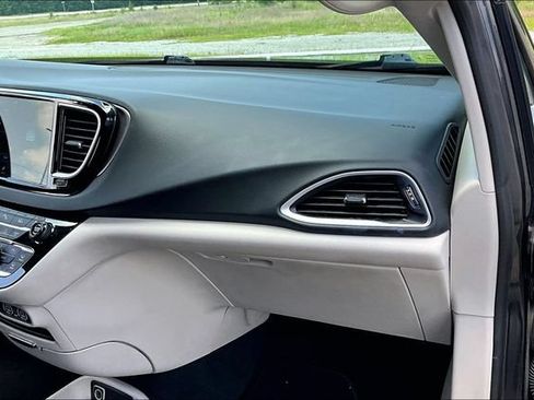 Used 2023 Chrysler Pacifica Touring-L FWD image 26