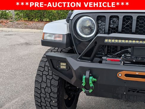 Used 2022 Jeep Gladiator Sport AWD/4WD image 9