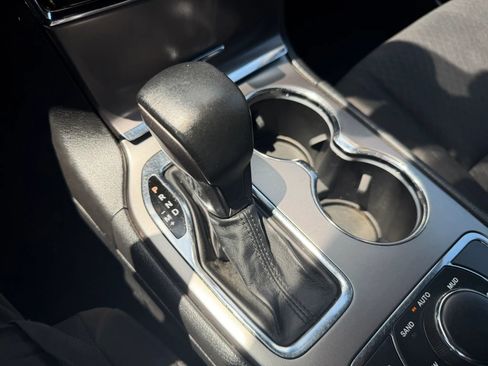 Used 2019 Jeep Grand Cherokee Laredo AWD/4WD image 18