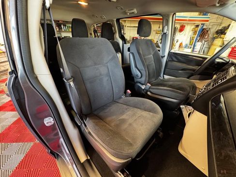 Used 2018 Dodge Grand Caravan SE w/ UConnect Hands-Free Group FWD image 9