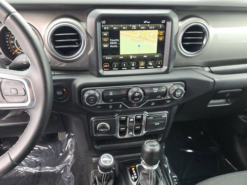 Used 2018 Jeep Wrangler Unlimited Sahara image 27