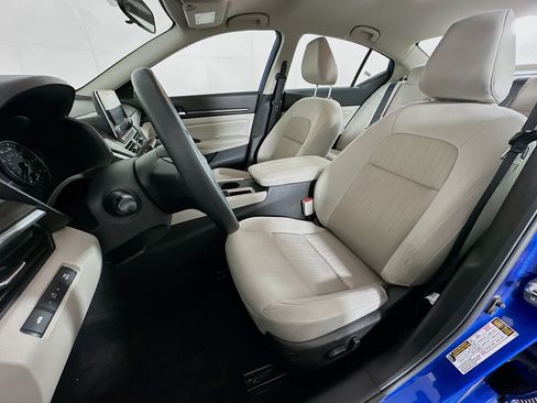 Used 2025 Nissan Altima 2.5 SV FWD image 13