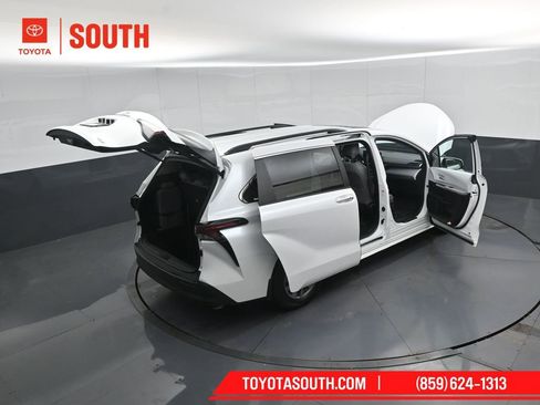 Used 2025 Toyota Sienna XLE FWD image 58