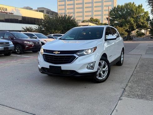 Used 2021 Chevrolet Equinox LT image 2