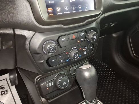 Used 2022 Jeep Renegade Limited AWD/4WD image 19