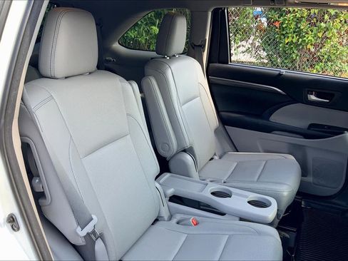 Used 2017 Toyota Highlander Limited FWD image 20