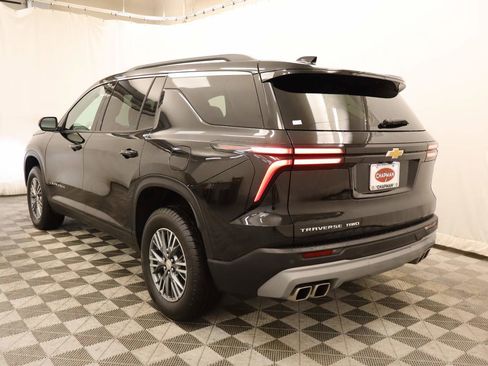 Used 2025 Chevrolet Traverse LT image 3