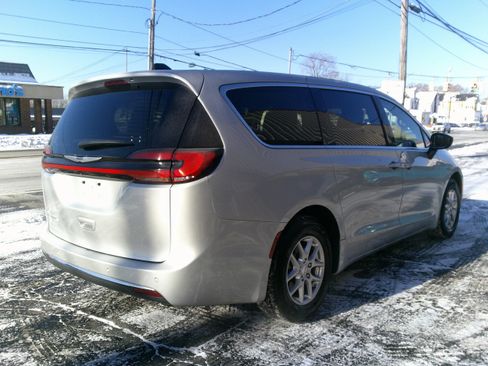 Used 2024 Chrysler Pacifica Touring-L image 5