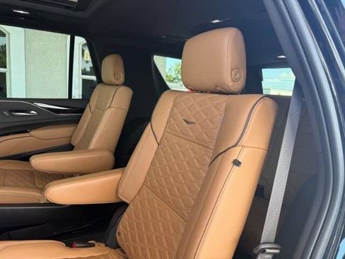 Used 2023 Cadillac Escalade Premium Luxury w/ Performance Package AWD/4WD image 16