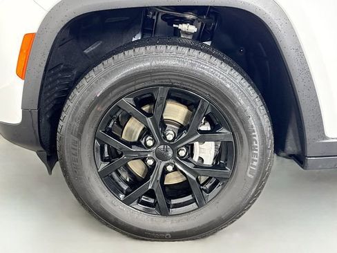 Used 2025 Jeep Grand Cherokee Altitude AWD/4WD image 33
