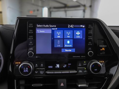 Used 2022 Toyota Highlander XLE AWD/4WD image 16
