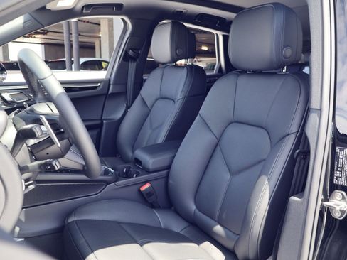 New 2026 Porsche Macan AWD/4WD image 5