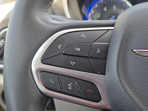 Used 2023 Chrysler Pacifica Touring-L FWD image 23