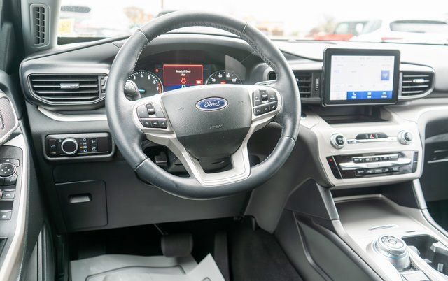 Used 2023 Ford Explorer XLT AWD/4WD image 14
