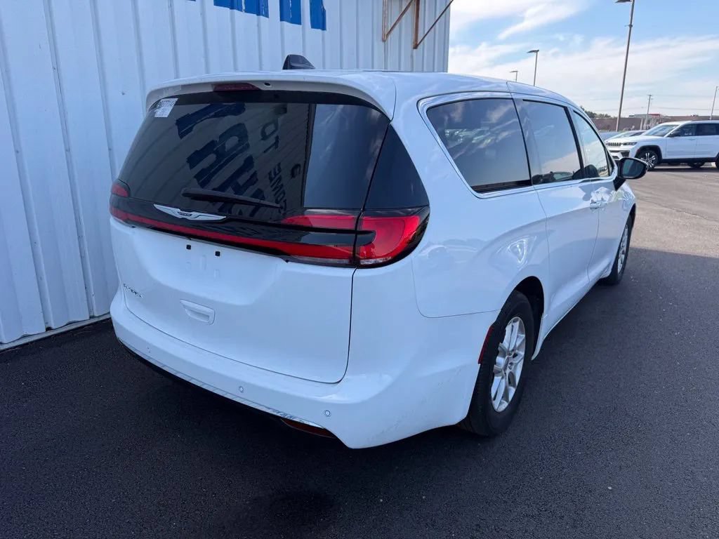 Used 2024 Chrysler Pacifica Touring-L FWD image 8