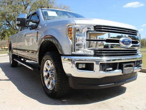 Used 2019 Ford F250 Lariat w/ Chrome Package image 5