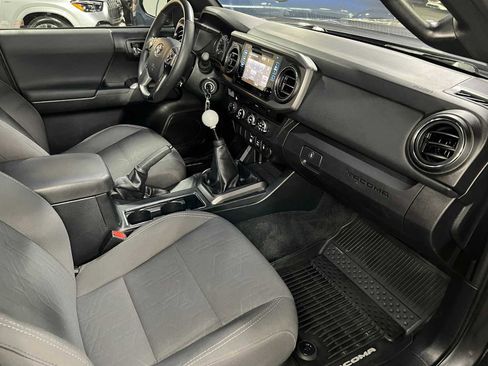 Used 2018 Toyota Tacoma TRD Sport AWD/4WD image 11