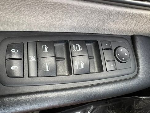 Used 2023 Chrysler Pacifica Touring-L FWD image 24