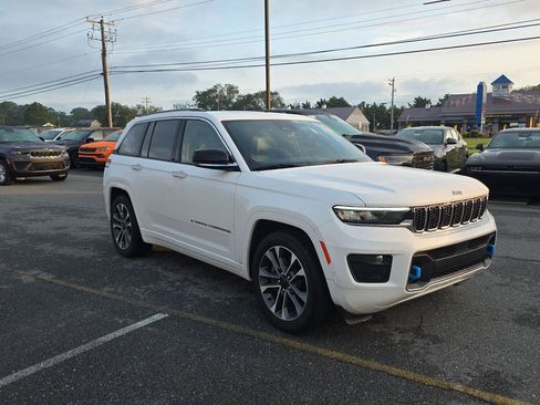Used 2023 Jeep Grand Cherokee Overland w/ Luxury Tech Group IV AWD/4WD image 4