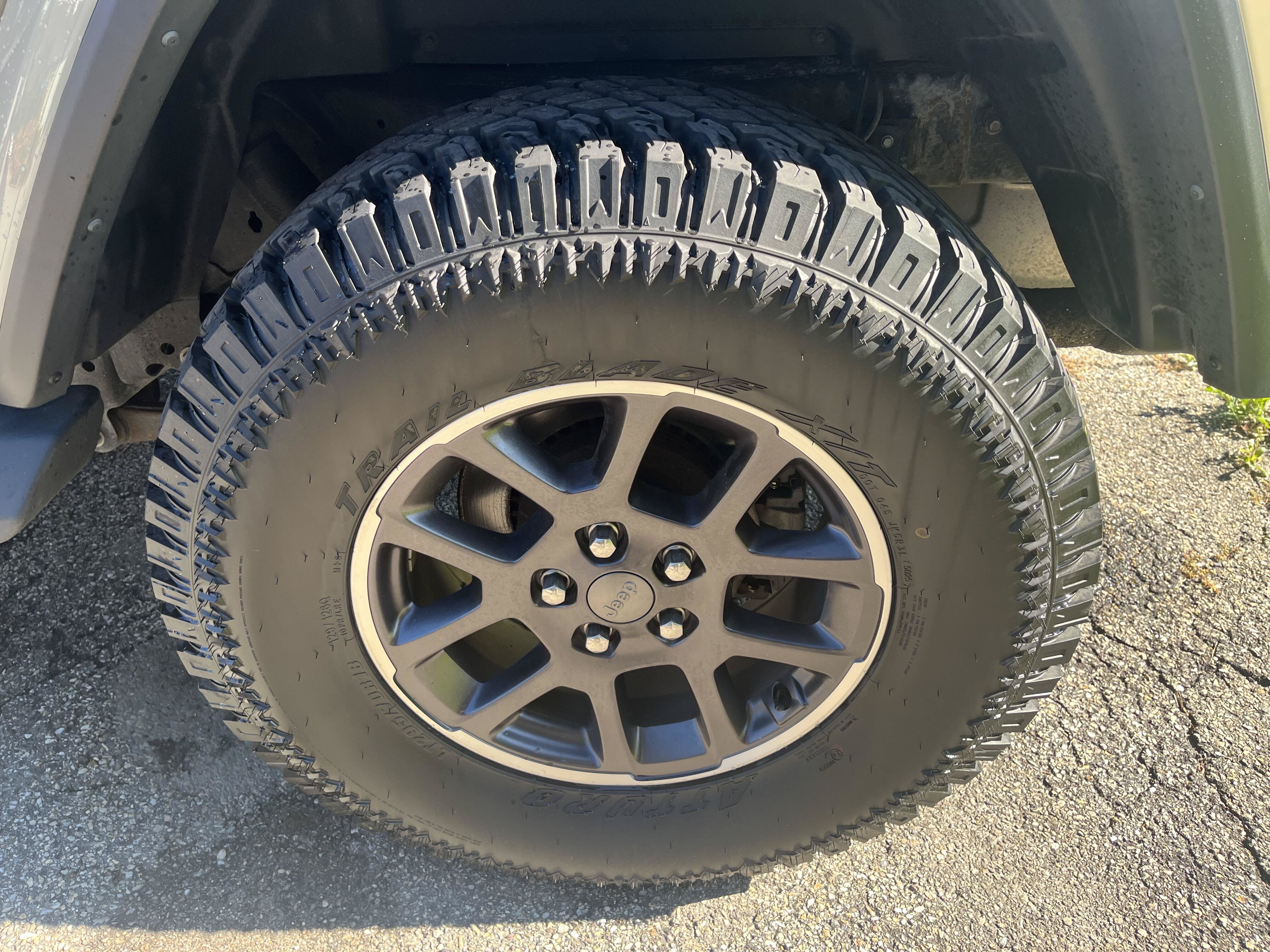 Certified 2022 Jeep Gladiator Overland w/ Popular Equipment Package AWD/4WD image 9