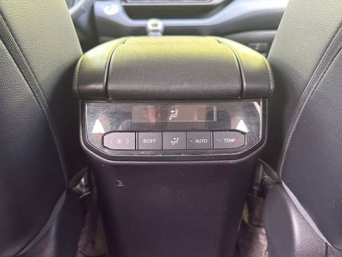 Used 2022 Toyota Highlander XLE AWD/4WD image 33