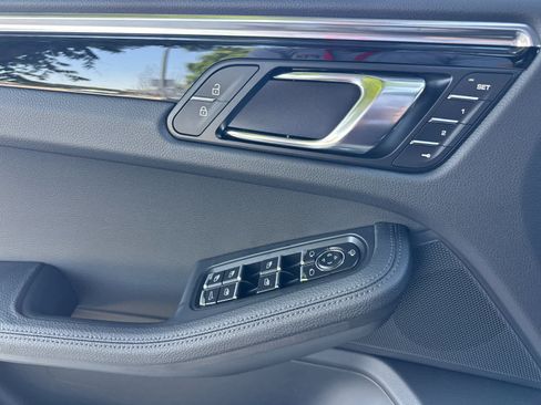 Certified 2025 Porsche Macan AWD/4WD image 12