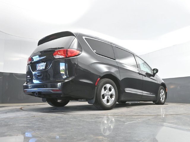 Used 2017 Chrysler Pacifica Touring-L Plus FWD image 44