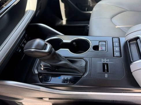 Used 2021 Toyota Highlander XLE AWD/4WD image 16