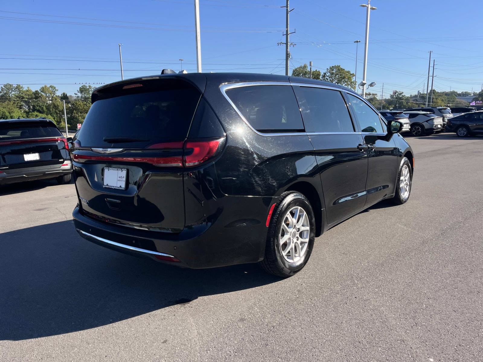 Used 2024 Chrysler Pacifica Touring-L FWD image 3