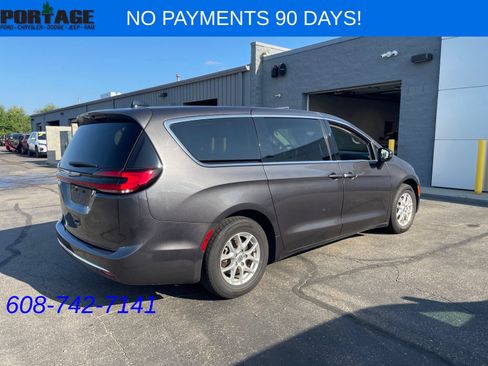 Used 2023 Chrysler Pacifica Touring-L FWD image 18