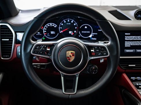 Certified 2023 Porsche Cayenne Platinum Edition image 32