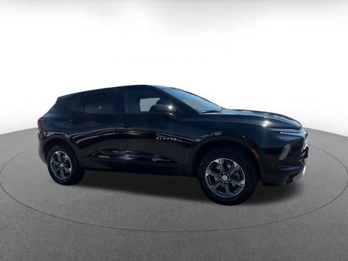 Used 2025 Chevrolet Blazer LT FWD image 2