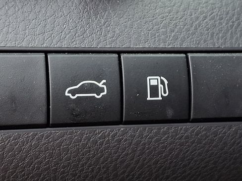 Used 2018 Toyota Camry FWD image 25