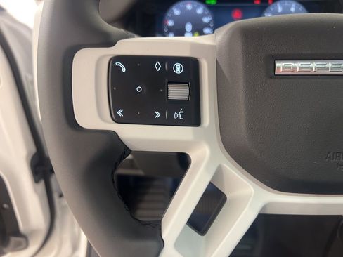 Used 2025 Land Rover Defender 90 S image 12