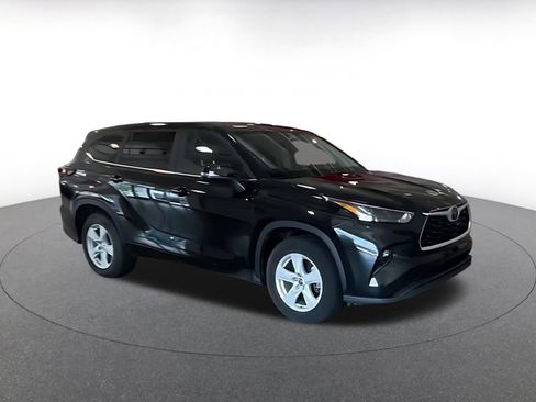 Used 2025 Toyota Highlander LE FWD image 2