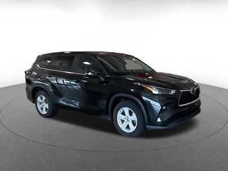 Used 2025 Toyota Highlander LE FWD video 2