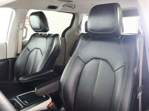 Used 2024 Chrysler Pacifica Touring-L FWD image 26