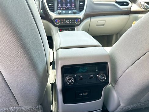 Used 2021 GMC Acadia SLE image 20