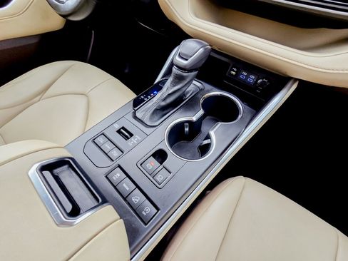 Used 2022 Toyota Highlander XLE image 20